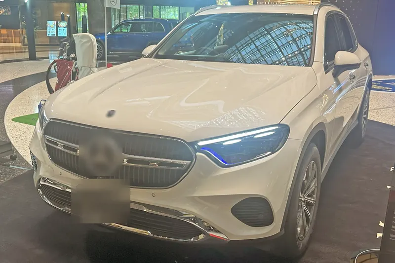 2023 Mercedes-Benz GLC — ön 3/4