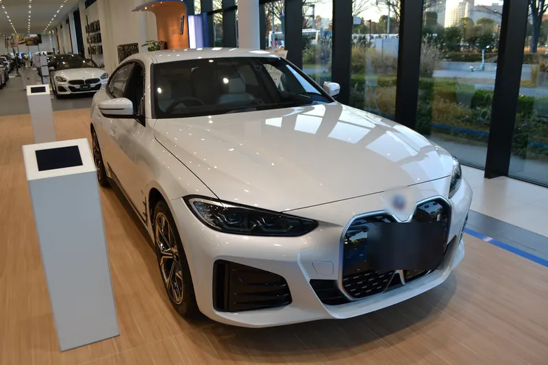 2022 BMW i4 — Ön 3/4