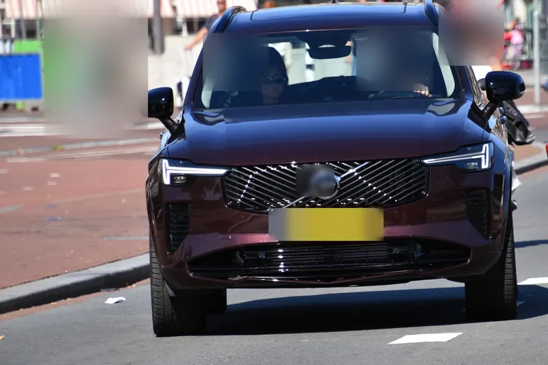 2025 Volvo XC90 — ön