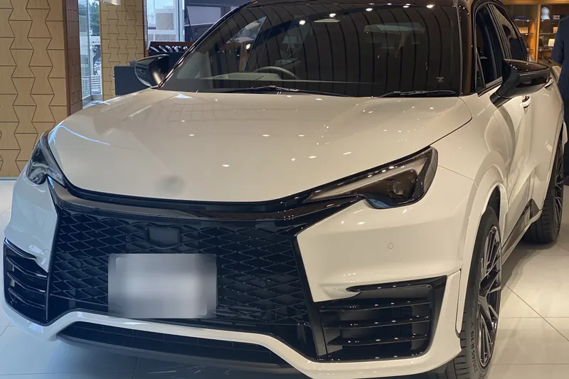 2025 Lexus LBX — ön 3/4