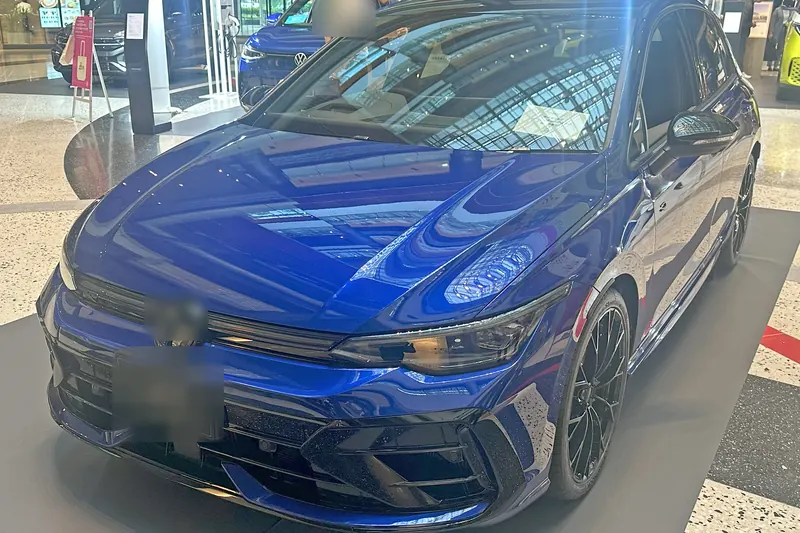 2024 Volkswagen Golf — ön 3/4