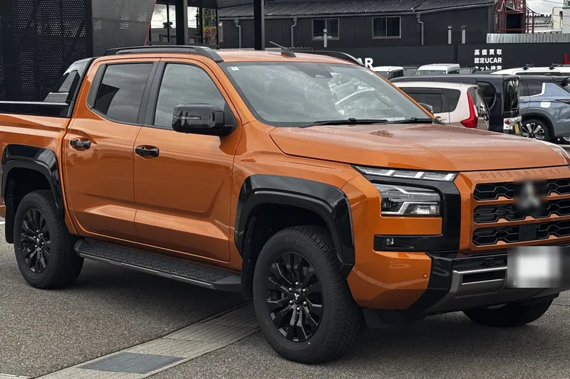 2024 Mitsubishi Triton — ön 3/4