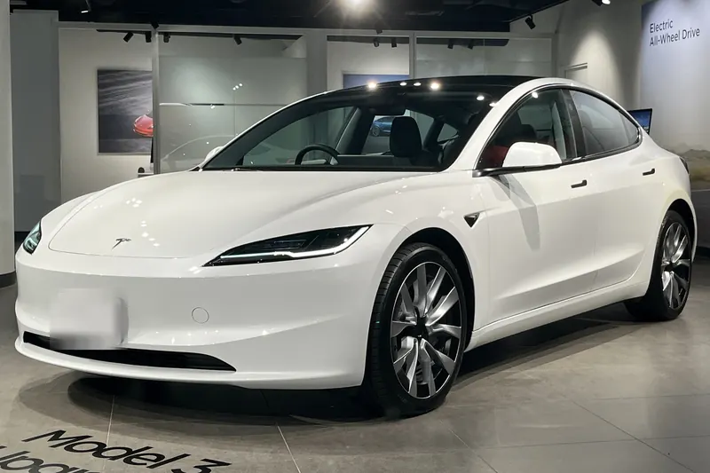 2024 Tesla Model 3 — ön 3/4