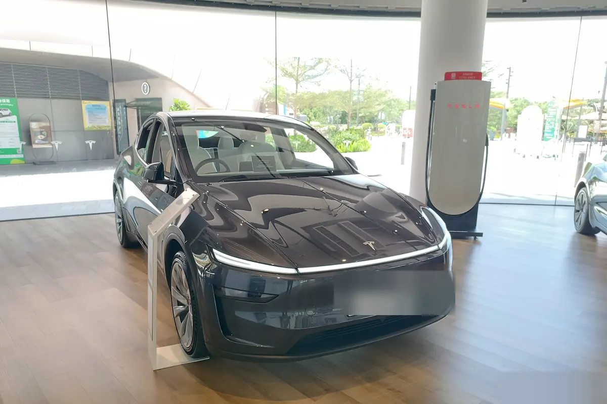 Cam cepheli showroomda sergilenen elektrikli araç